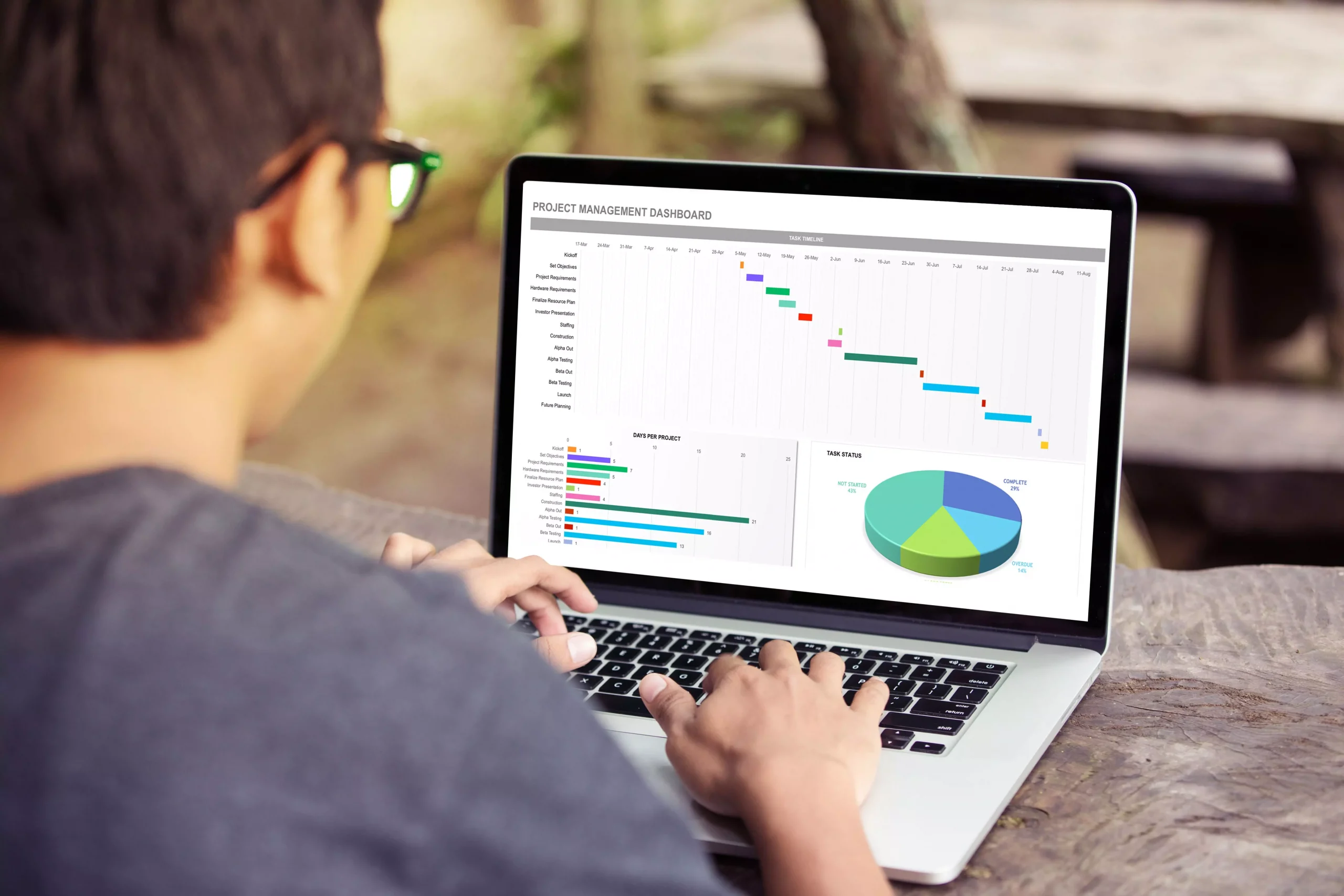Personne travaillant sur un tableau excel