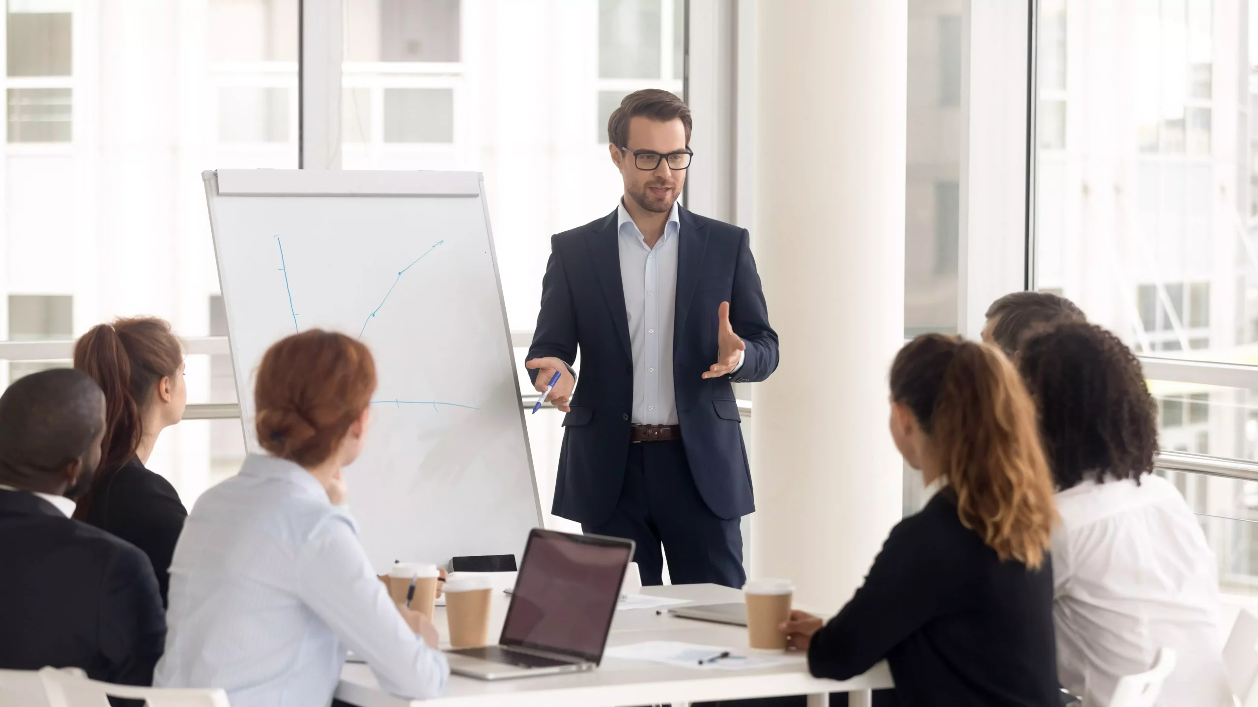 Homme faisant une formation à un groupe de personne