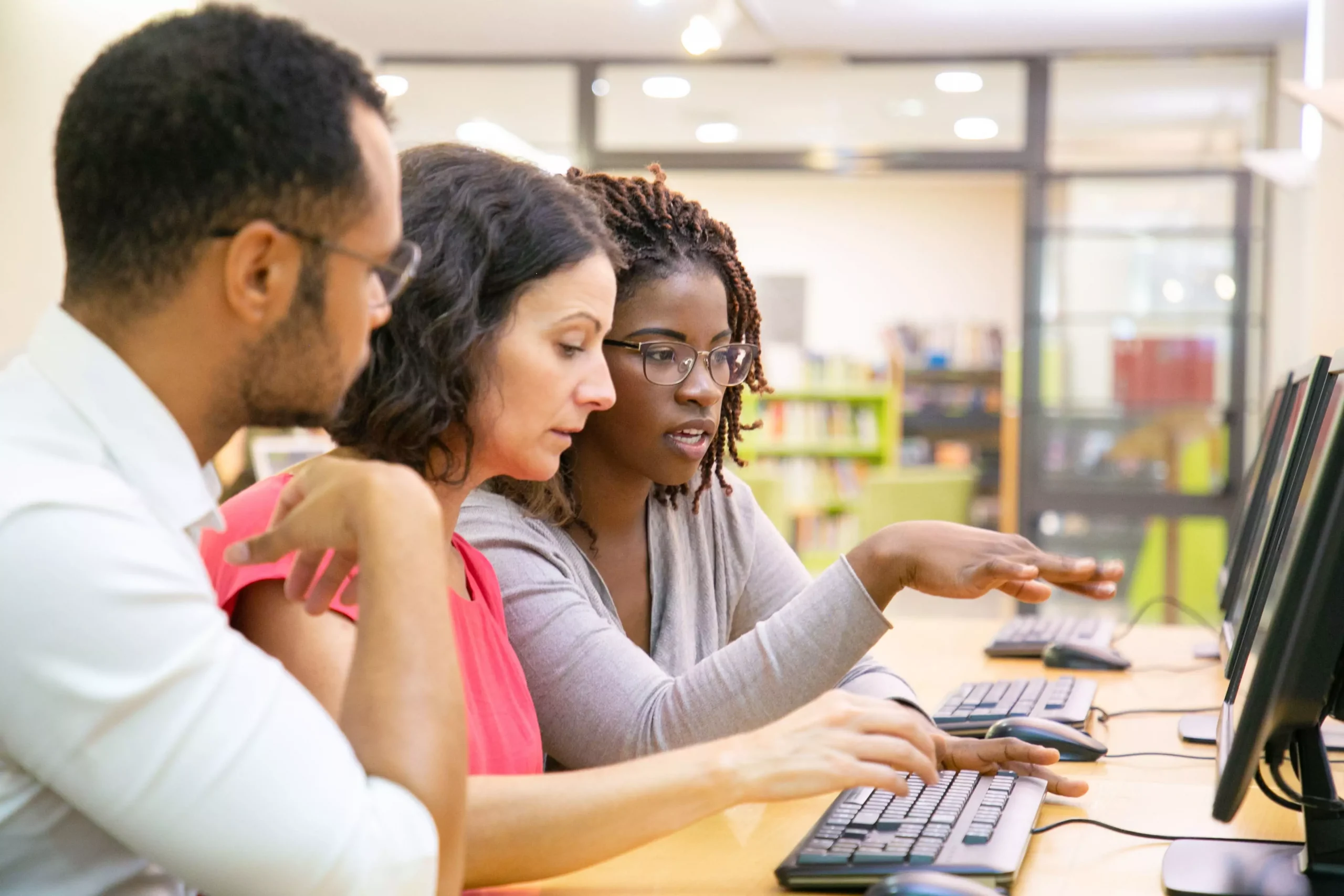 Groupe d'étudiants dans le domaine du numérique