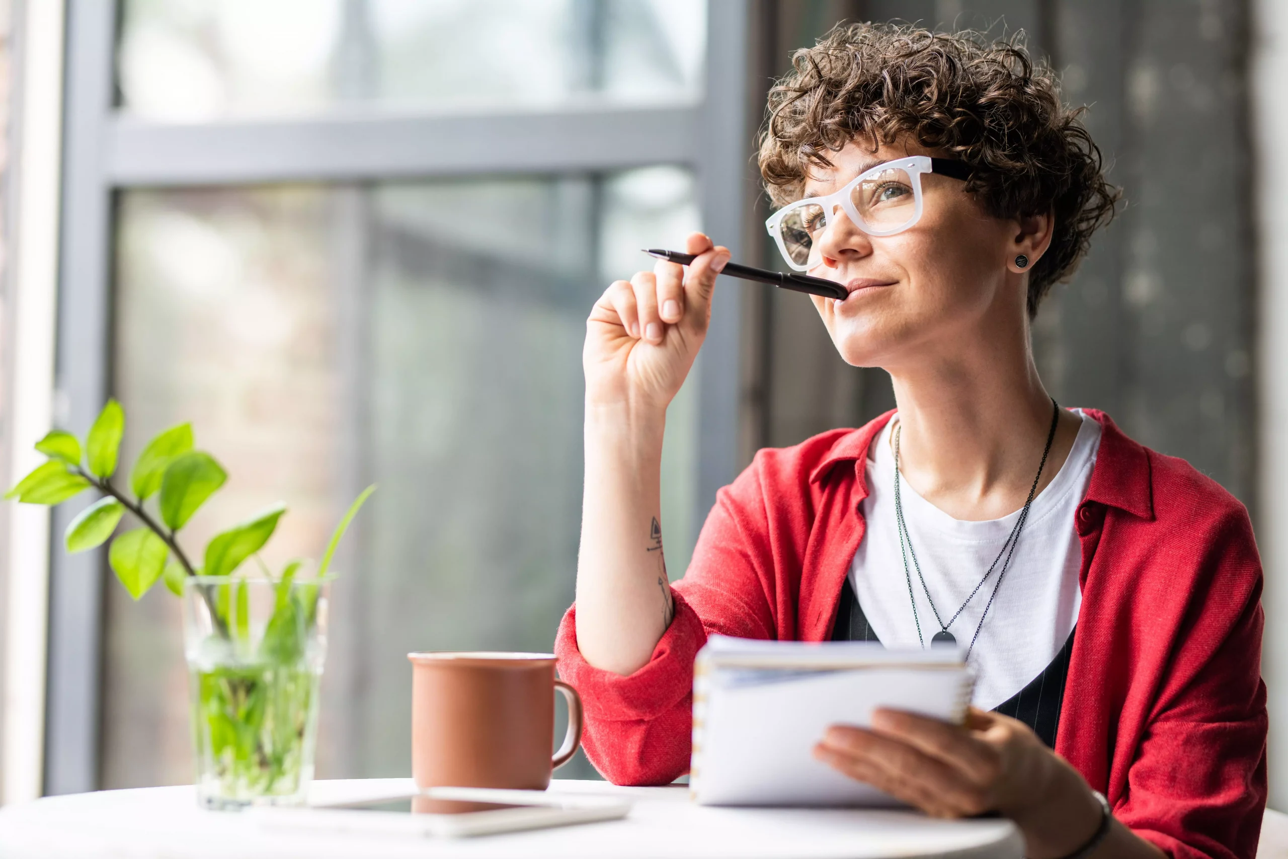 Femme pensive recherchant l'inspiration