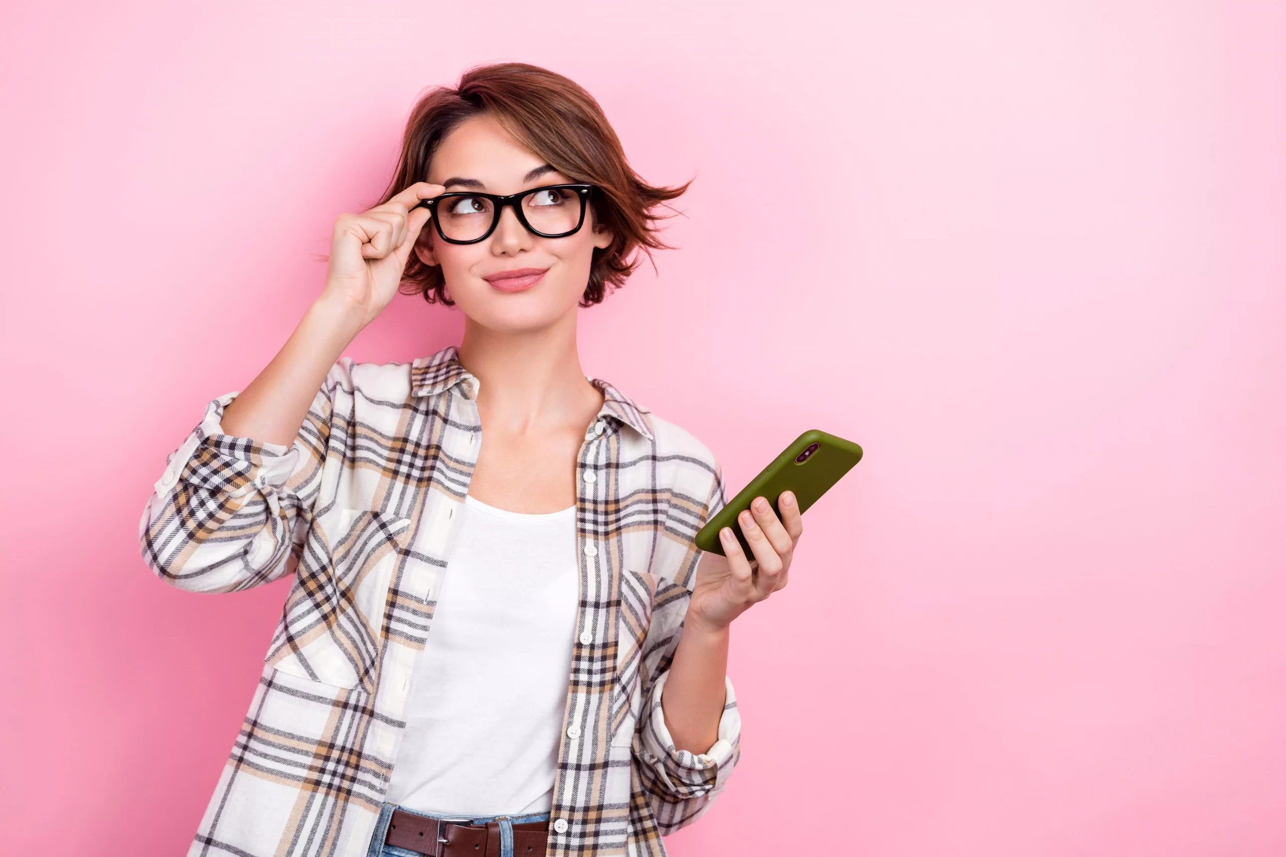 Femme sur des applications mobiles