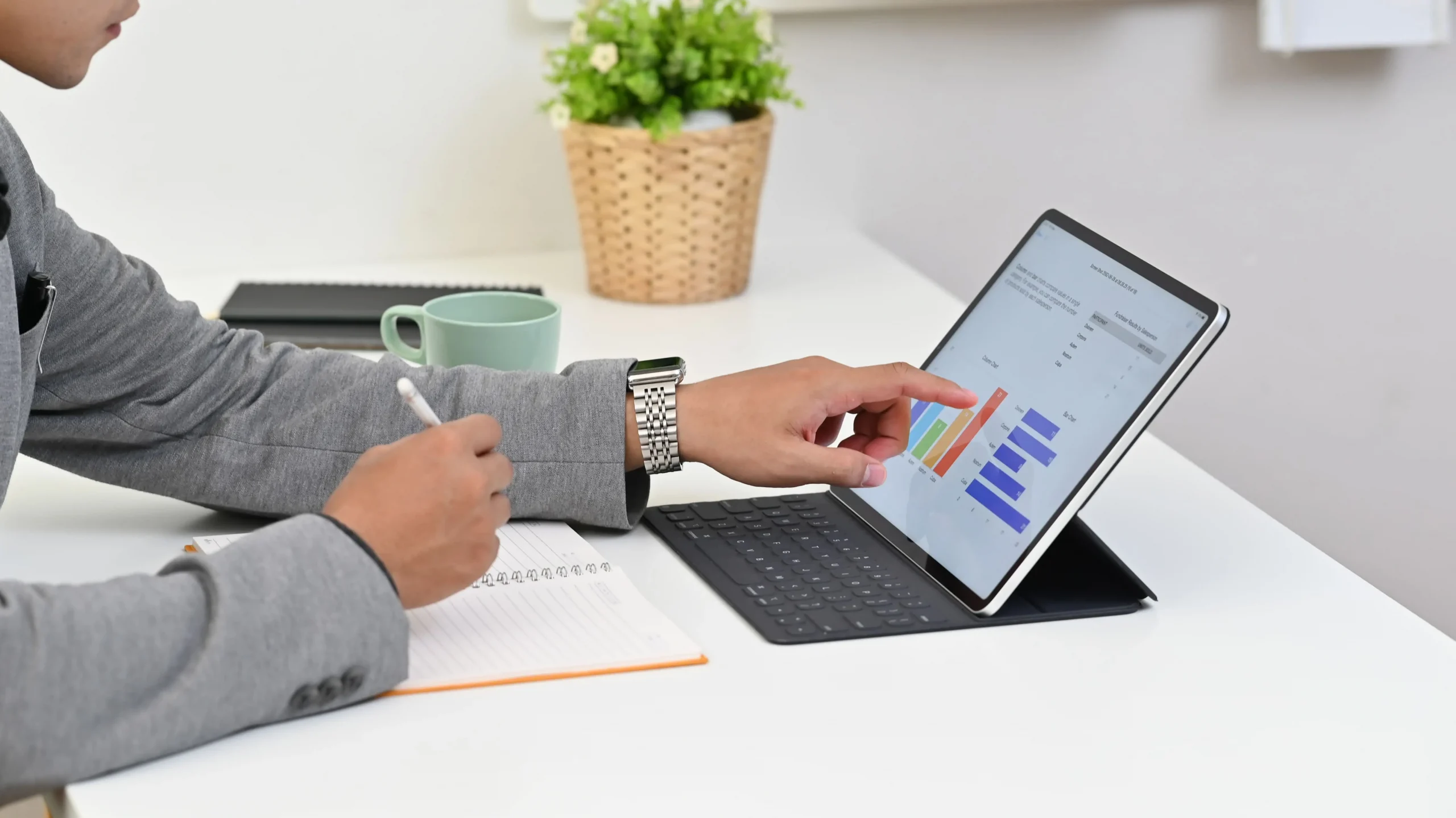Expert analysant des graphiques financiers.