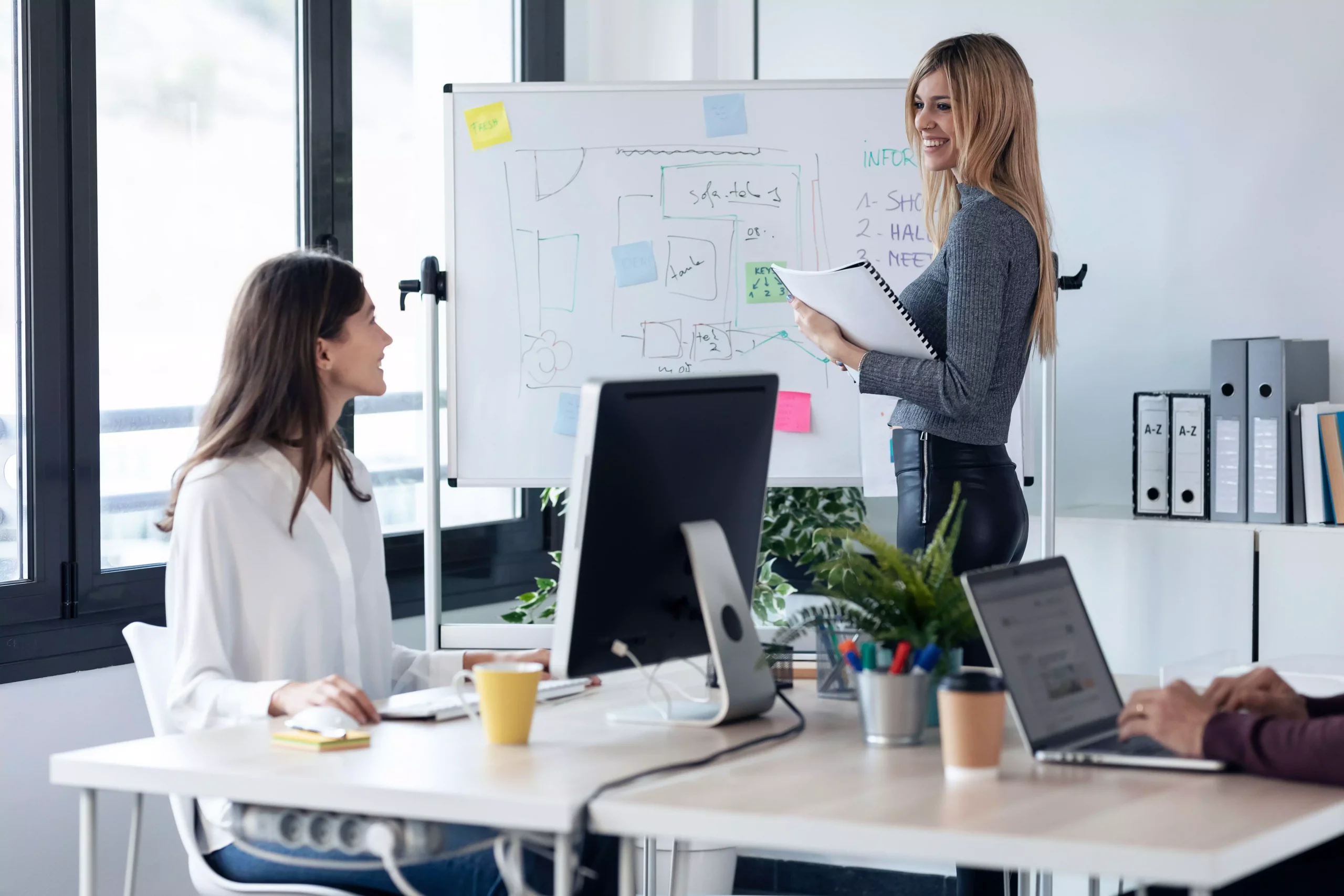 Consultante en transformation digitale accompagnant une femme dans la réorganisation de son entreprise grâce à l’utilisation des outils numériques.