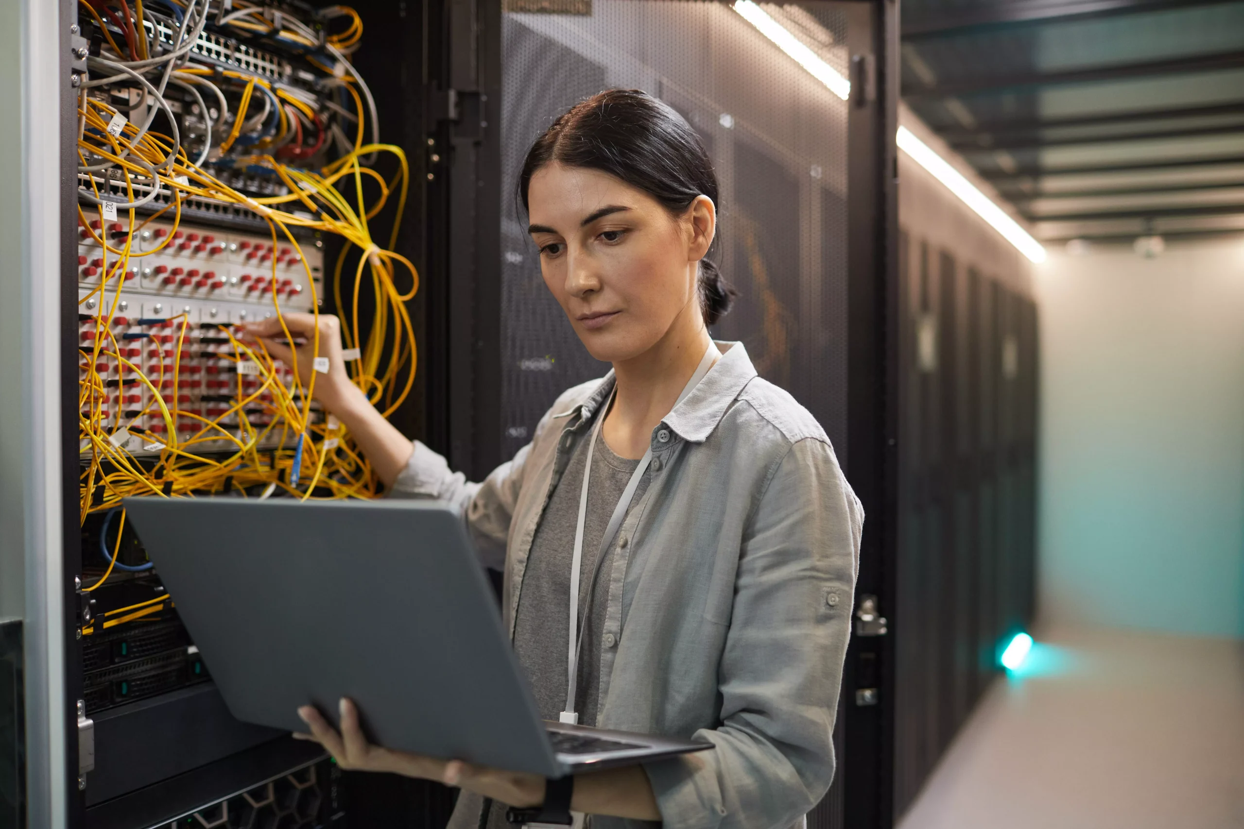 Professionnel IT en charge de l’installation du réseau