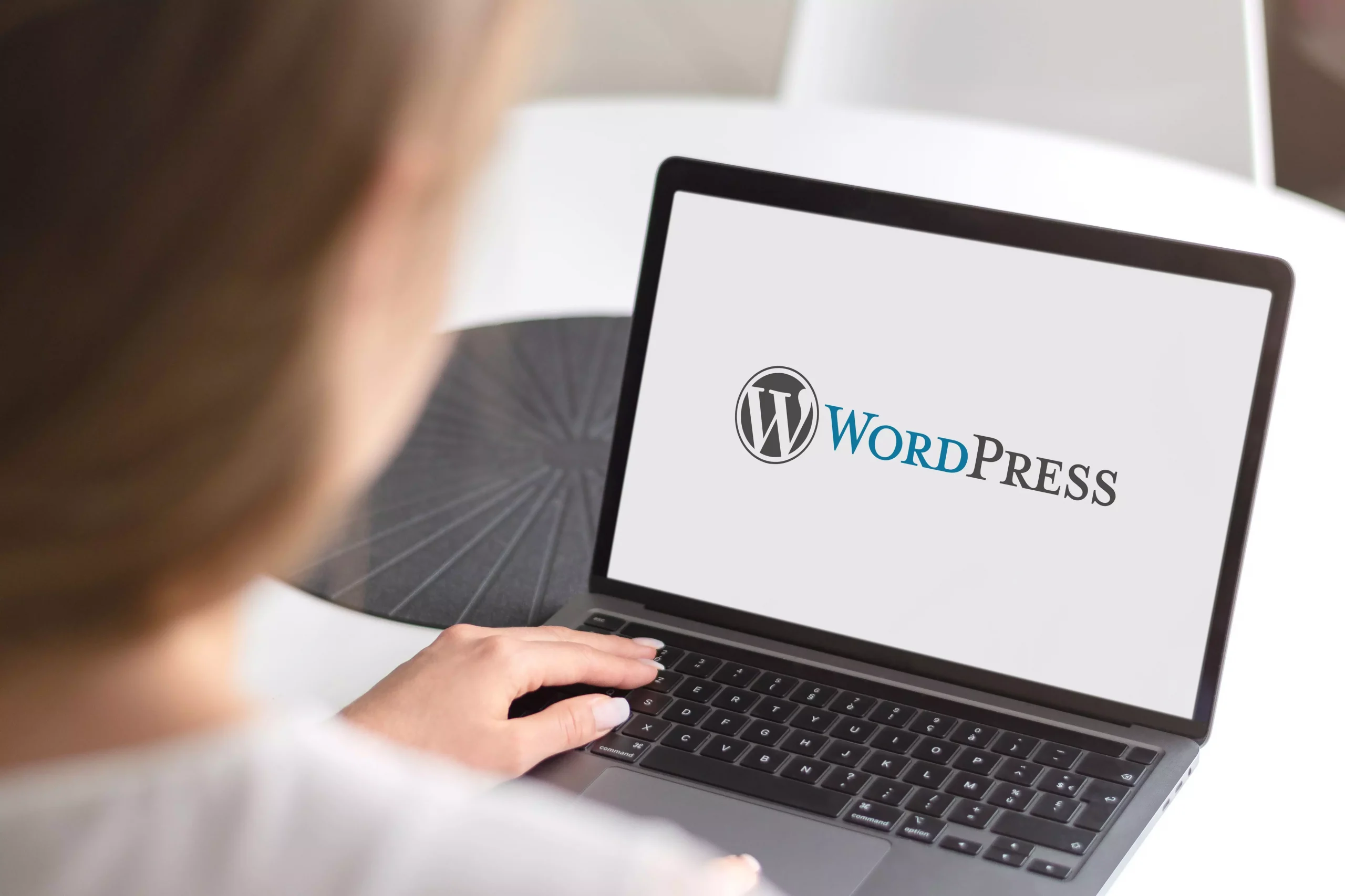 Vu sur l'ordinateur d'une femme qui travaille sur wordpress