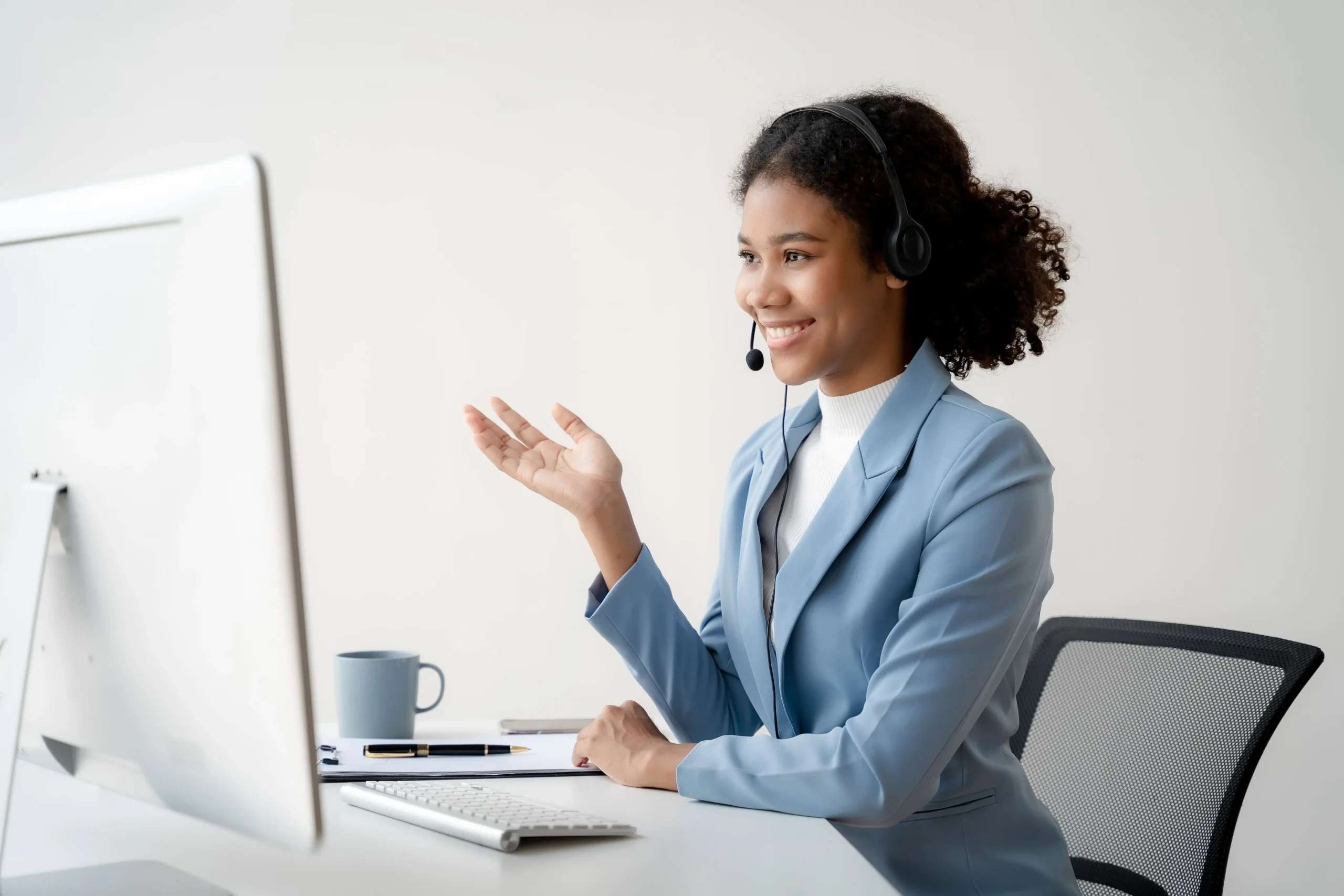 Consultante au téléphone qui met ses compétences en informatique et en nouvelles technologies au service des départements des ressources humaines.