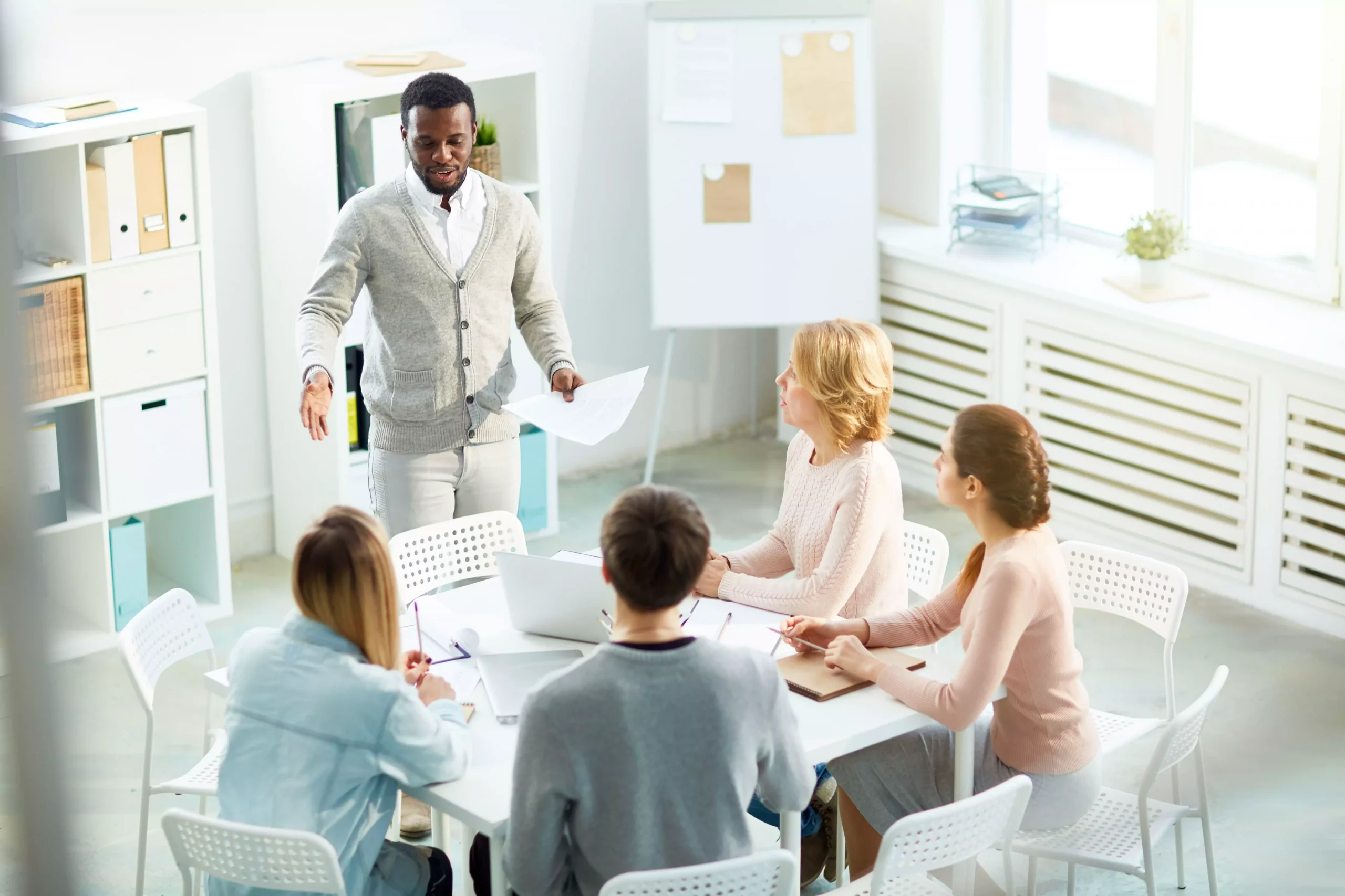Formateur accompagnant une équipe pour la former sur les différentes fonctionnalités et solutions offertes par Salesforce.