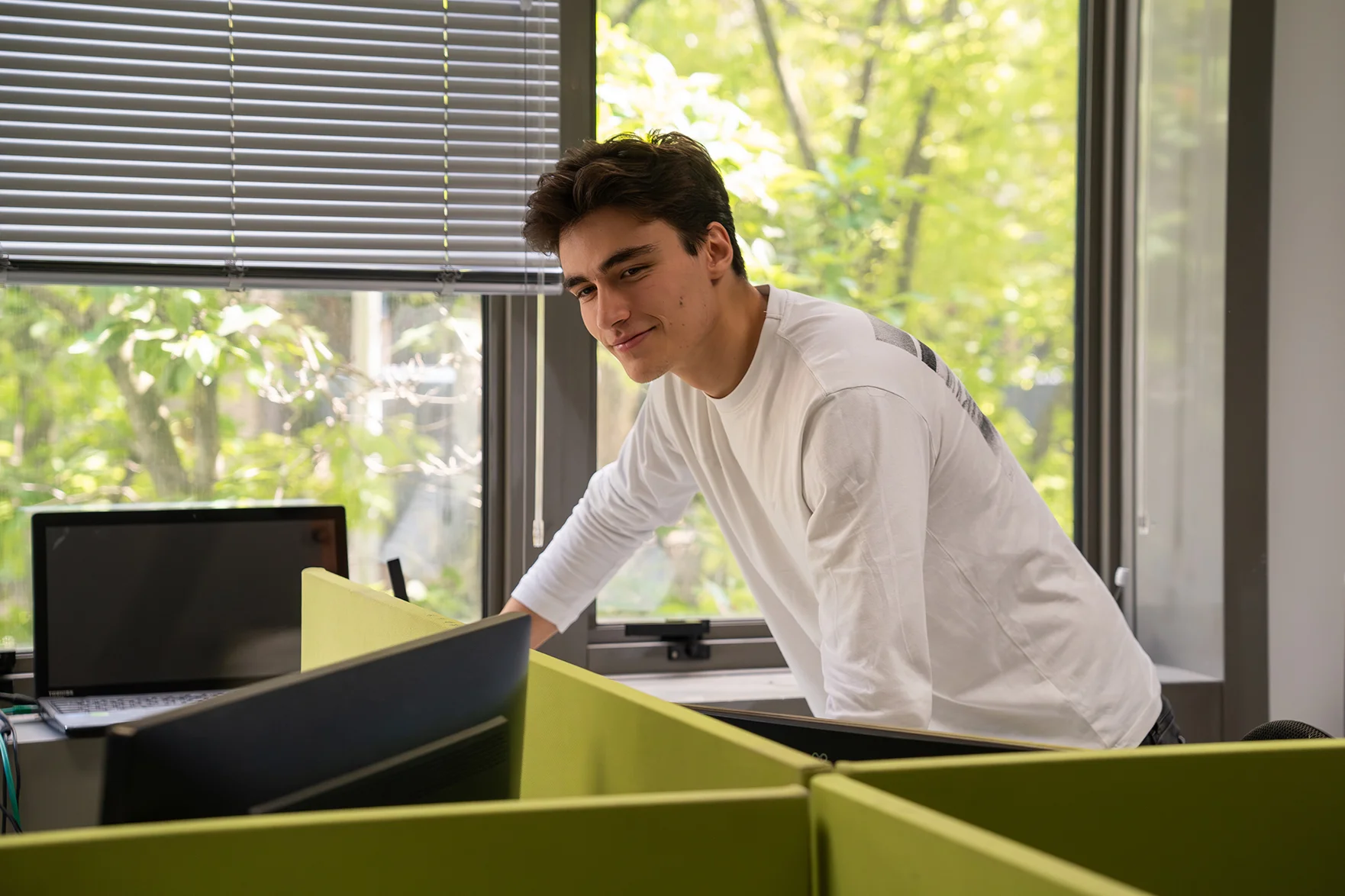 Alternant qui observe un de ses collègues