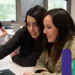 Apprenant qui aide une autre apprenante
