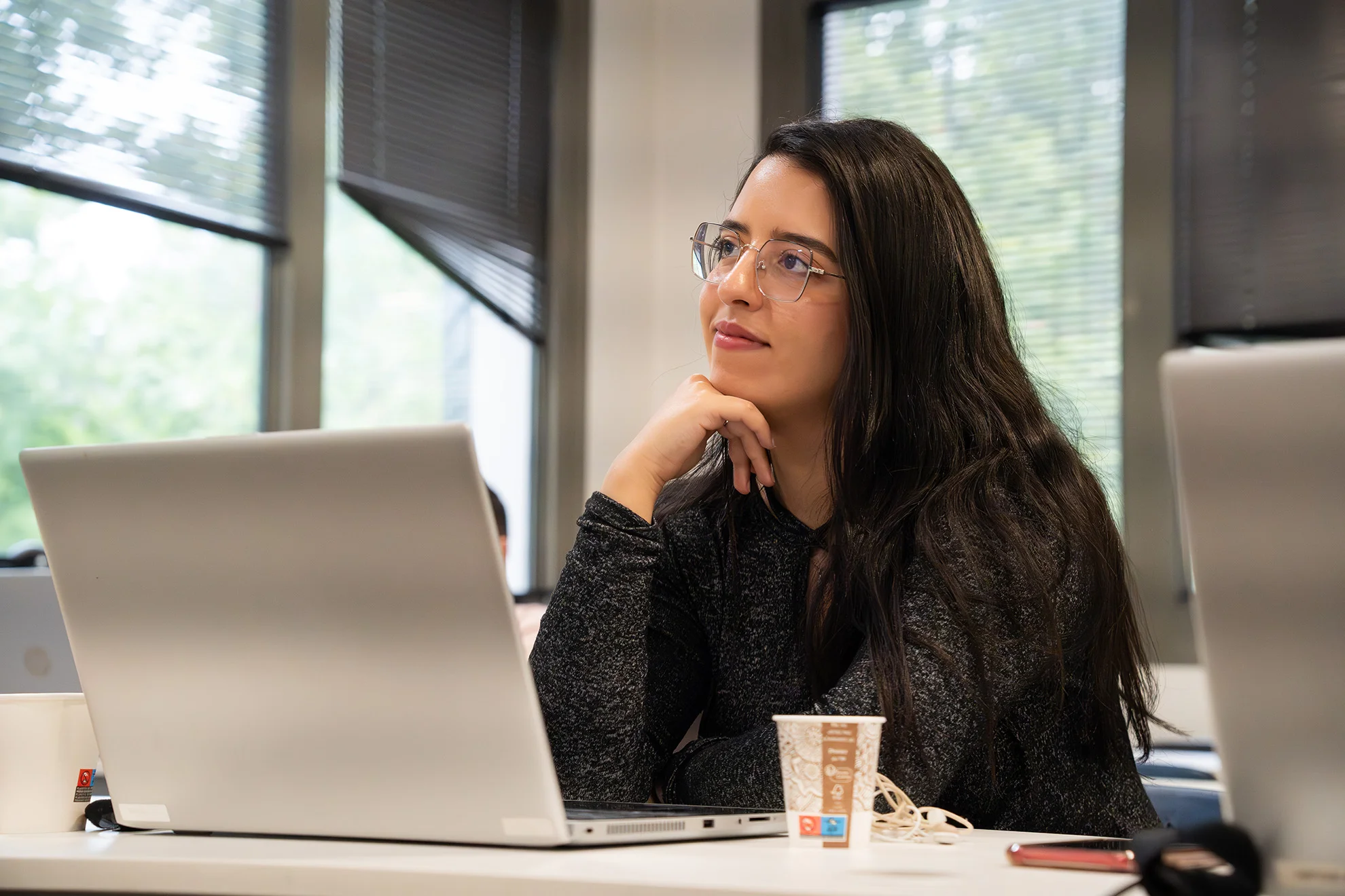 Stagiaire très heureuse de suivre son cours